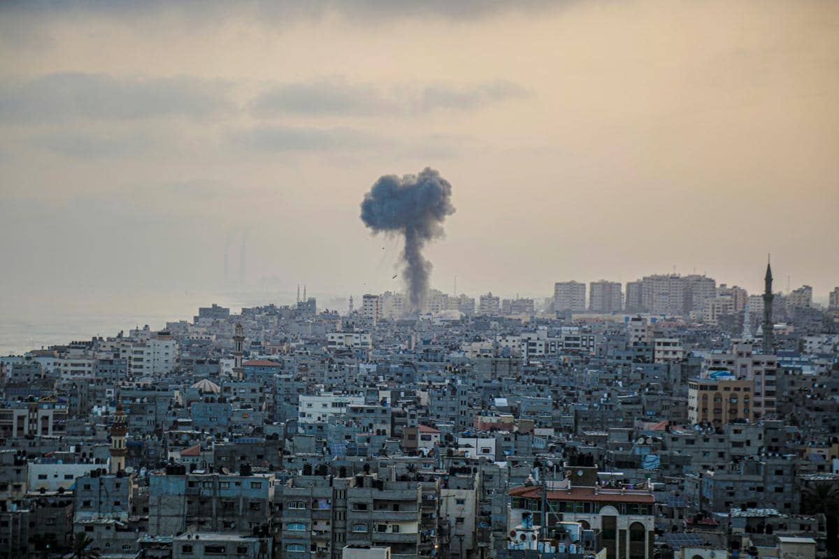 Israel menyerang Gaza.