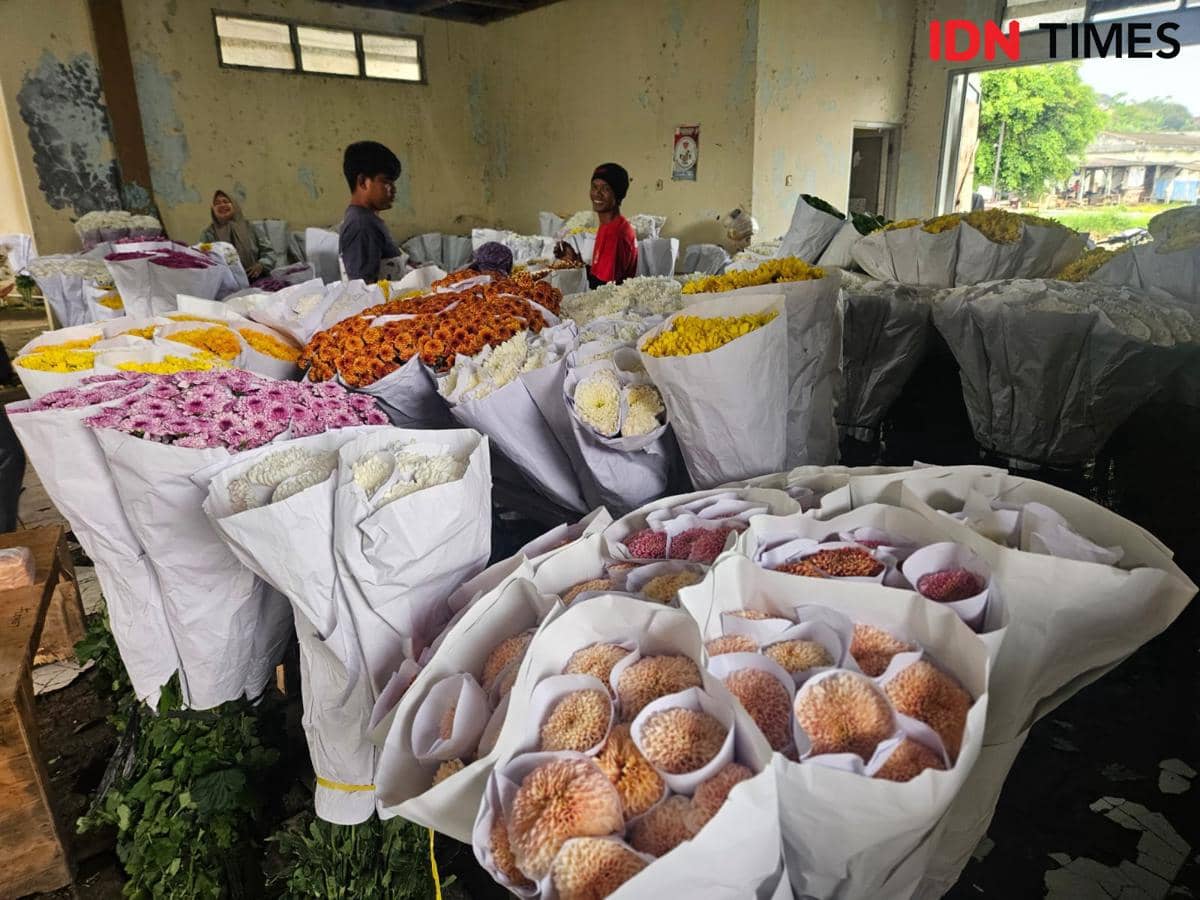 Pasar Bunga Bandungan, yang terletak di kaki Gunung Ungaran jadi pusat perdagangan florikultura terbesar di Jawa Tengah.