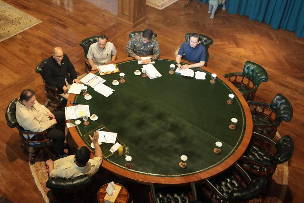 Presiden Prabowo Subianto memanggil sejumlah menteri di bidang ekonomi ke kediaman pribadinya di Hambalang, Bogor, Jawa Barat, Minggu (15/2/2026) (Instagram/@sekretariat.presiden)