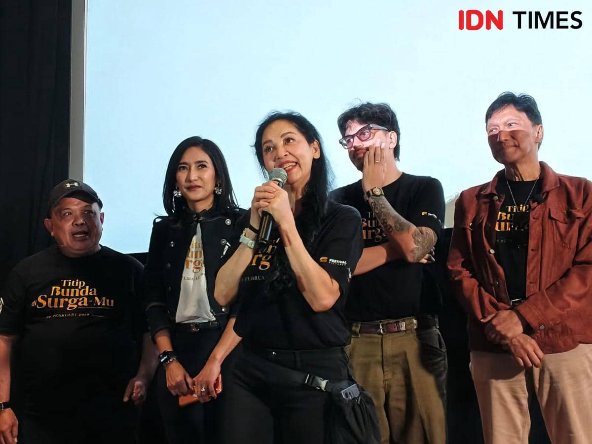 Meriam Bellina (tengah) saat roadshow film drama keluarga Titip Bunda di Surga-Mu di Citra XXI Semarang, Sabtu (14/2/2026). (IDN Times/Dhana Kencana)