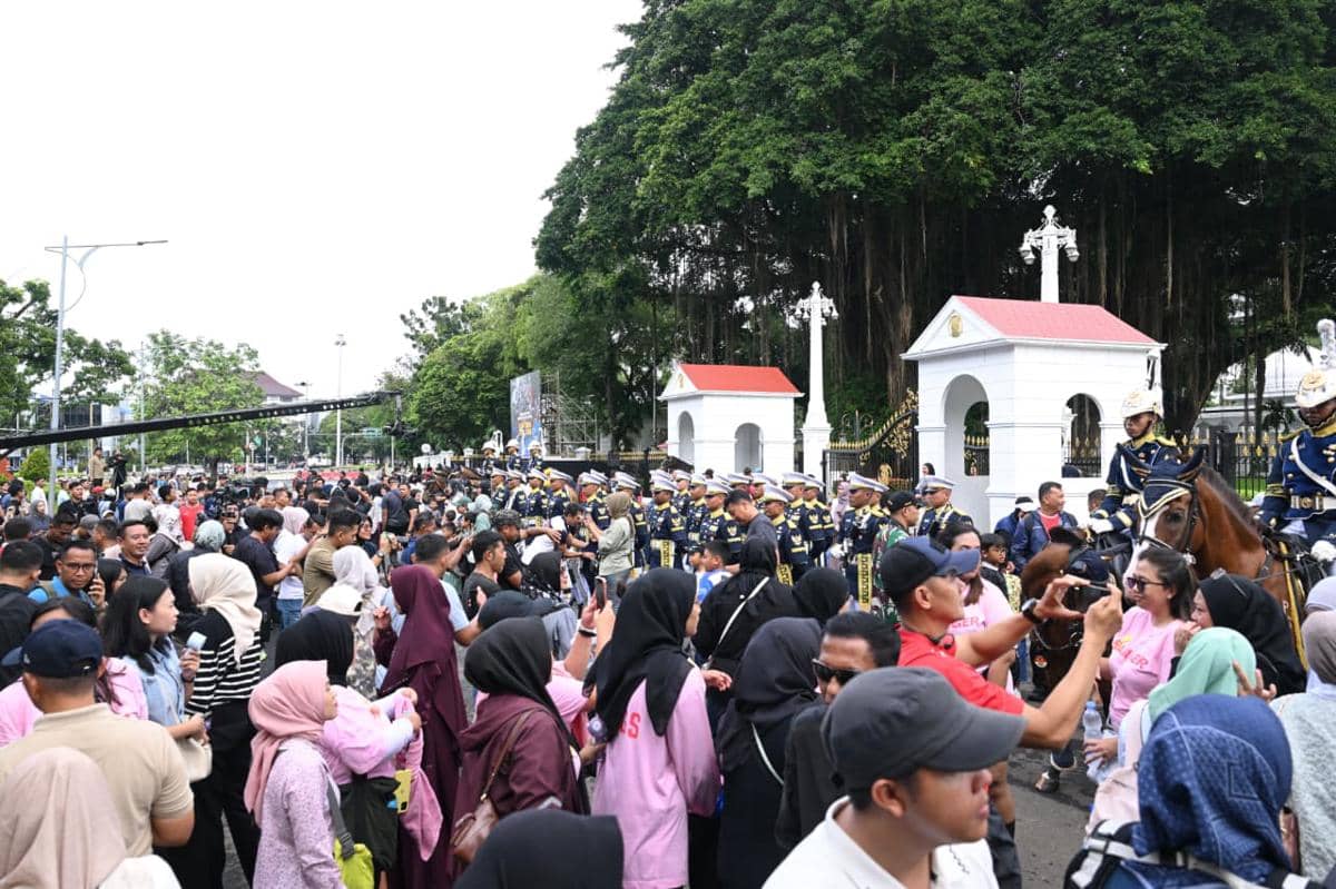 Saat Warga Nonton Gelar Upacara Serah Terima Pengawal Istana