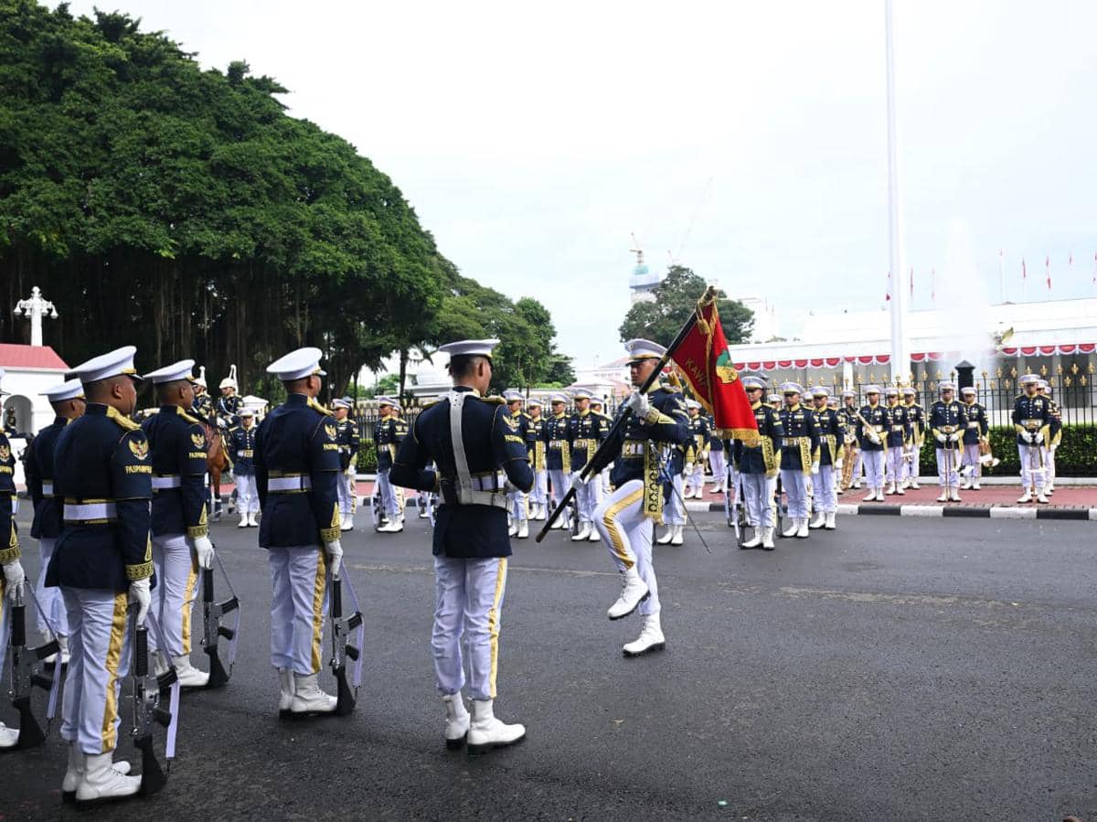 Saat Warga Nonton Gelar Upacara Serah Terima Pengawal Istana