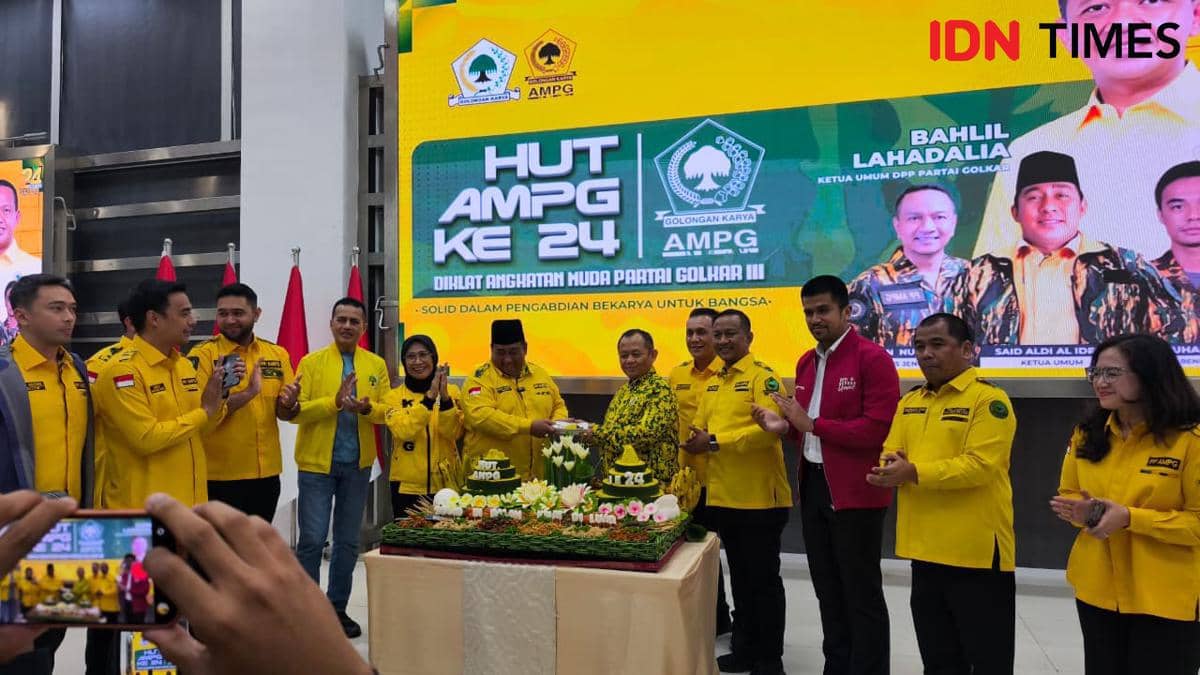 Angkatan Muda Partai Golkar (AMPG) merayakan hari ulang tahun (HUT) ke-24 dengan menggelar tasyakuran dan doa bersama di DPP Partai Golkar, Jakarta, Sabtu (14/2/2026) (IDN Times/Yosafat Diva Bayu Wisesa)