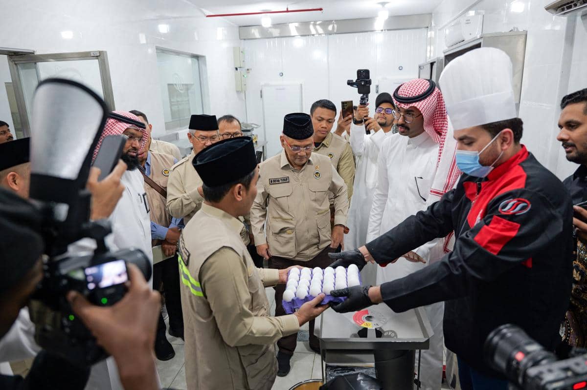 Menteri Haji dan Umrah, Mochamad Irfan Yusuf, turun langsung melakukan supervisi ke dapur katering di kawasan Safwat Al Wessam, Walyal Ahd District, Makkah (dok. Kemenhaj)