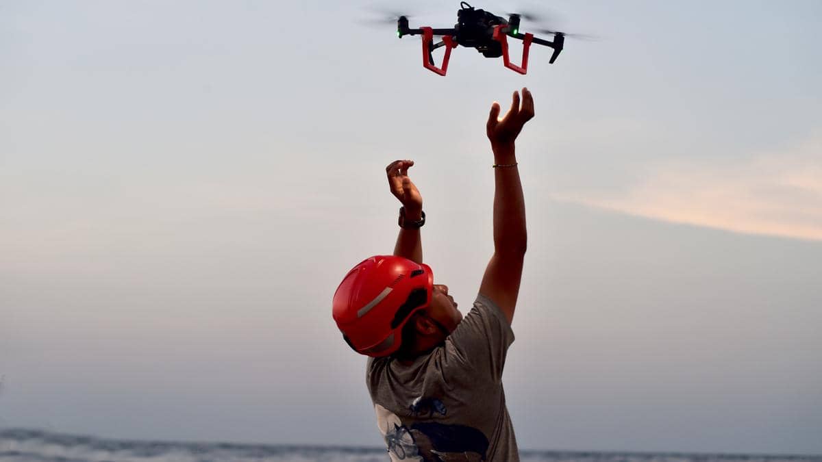 Pemasangan tag satelit berbasis drone pada seekor paus biru kerdil di perairan Laut Sawu oleh tim peneliti dalam Ekspedisi Spesies Laut Bermigrasi 2025. (Dok. Konservasi Indonesia)