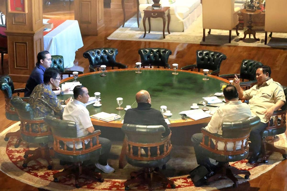 Presiden Prabowo Subianto memanggil sejumlah menteri di bidang ekonomi ke kediaman pribadinya di Hambalang, Bogor, Jawa Barat, Minggu (15/2/2026) (Instagram/@sekretariat.presiden)