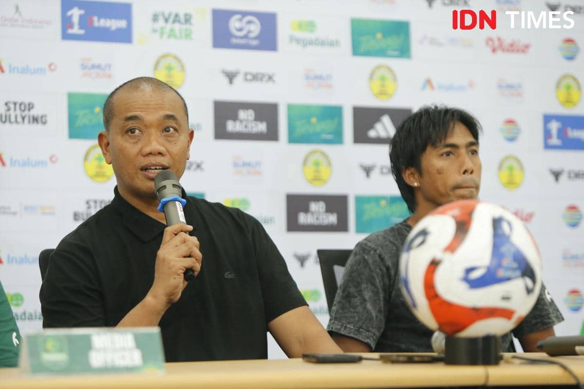 Pelatih PSMS Eko Purdjianto dan bek Erwin Gutawa (IDN Times/Doni Hermawan)