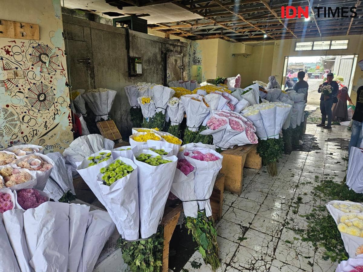 Pasar Bunga Bandungan, yang terletak di kaki Gunung Ungaran jadi pusat perdagangan florikultura terbesar di Jawa Tengah.