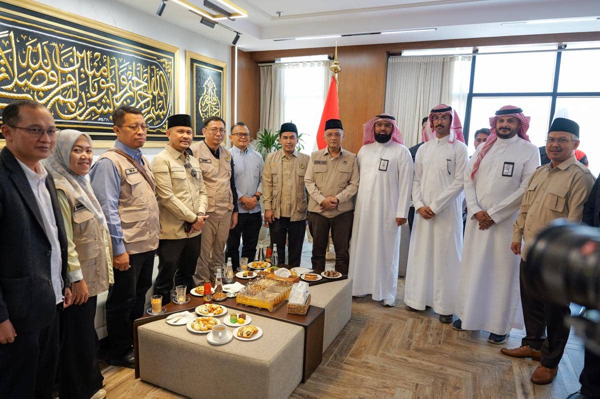 Menteri Haji dan Umrah, Mochamad Irfan Yusuf, turun langsung melakukan supervisi ke dapur katering di kawasan Safwat Al Wessam, Walyal Ahd District, Makkah (dok. Kemenhaj)