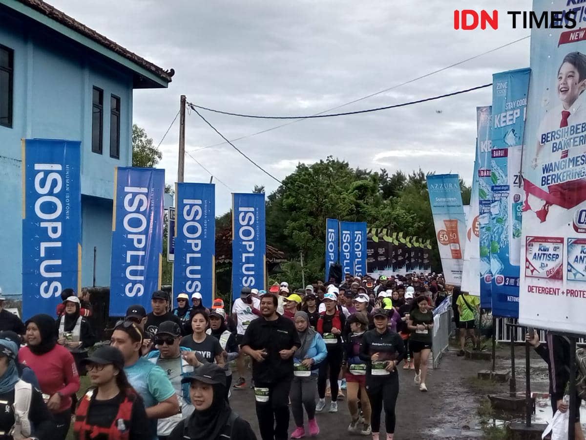 Ribuan pelari ikuti Coast to Coast Night Trail Ultra di Laguna Pantai Depok.