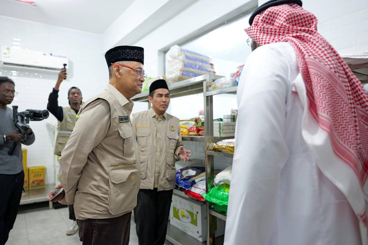 Menteri Haji dan Umrah, Mochamad Irfan Yusuf, turun langsung melakukan supervisi ke dapur katering di kawasan Safwat Al Wessam, Walyal Ahd District, Makkah (dok. Kemenhaj)