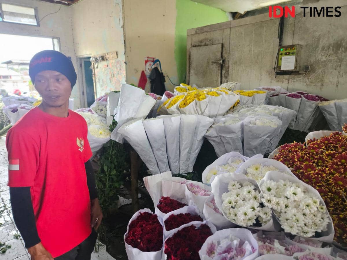 Salah satu pemilik lapak di Pasar Bandungan, Isman.