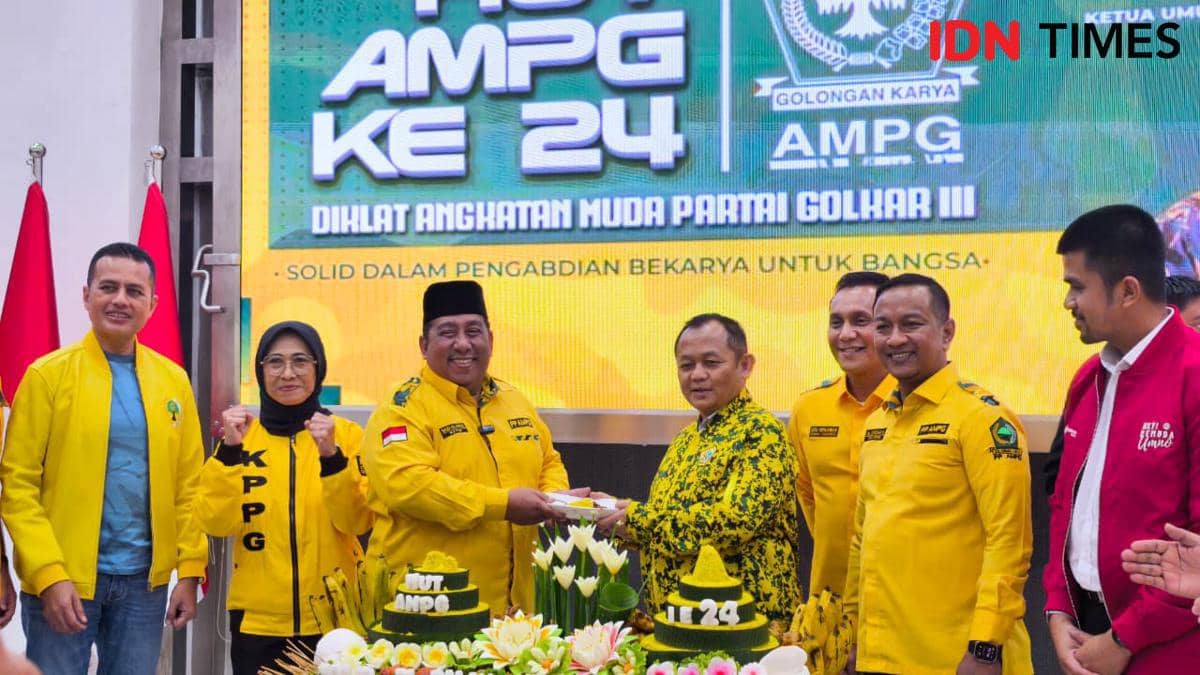 Angkatan Muda Partai Golkar (AMPG) merayakan hari ulang tahun (HUT) ke-24 dengan menggelar tasyakuran dan doa bersama di DPP Partai Golkar, Jakarta, Sabtu (14/2/2026) (IDN Times/Yosafat Diva Bayu Wisesa)