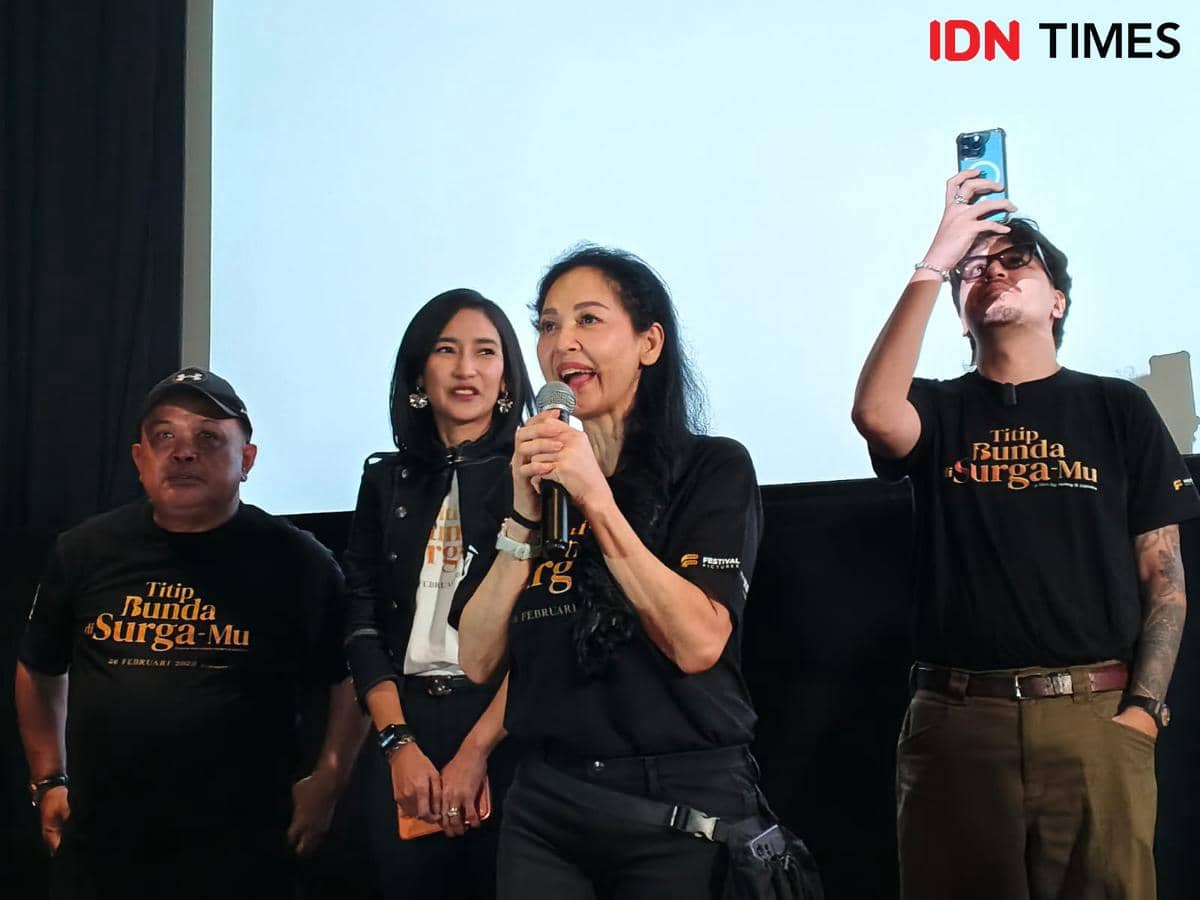Meriam Bellina (tengah) saat roadshow film drama keluarga Titip Bunda di Surga-Mu di Citra XXI Semarang, Sabtu (14/2/2026). (IDN Times/Dhana Kencana)