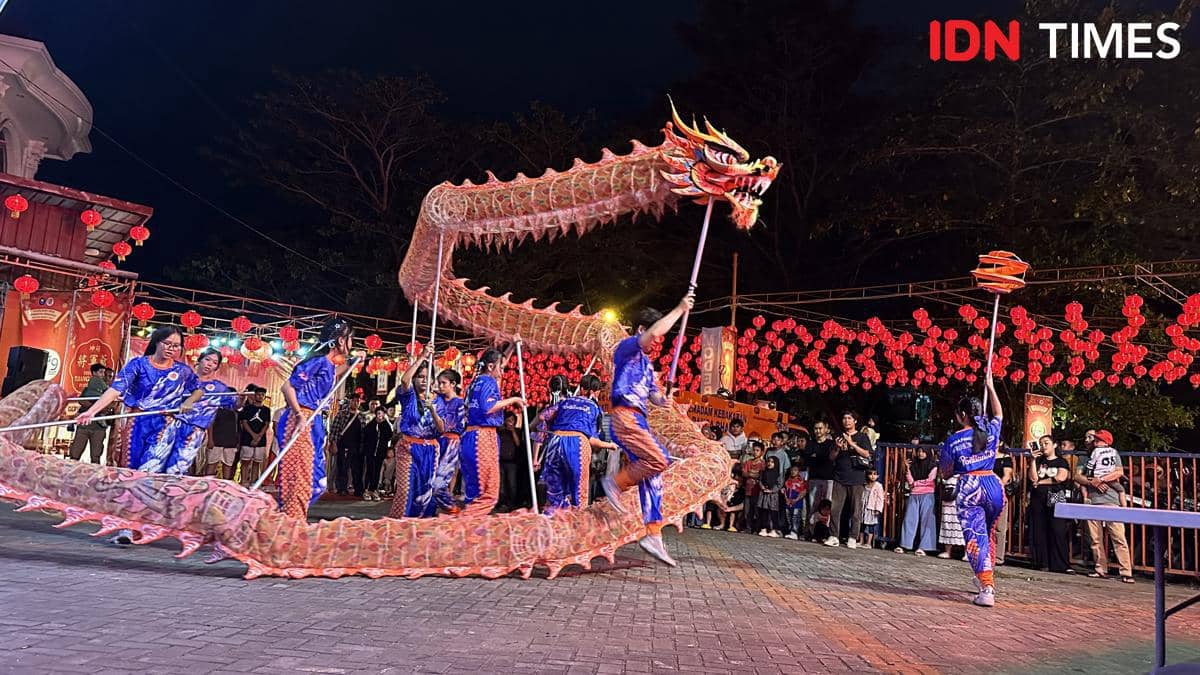 Atraksi naga dan festival lampion diresmikan.