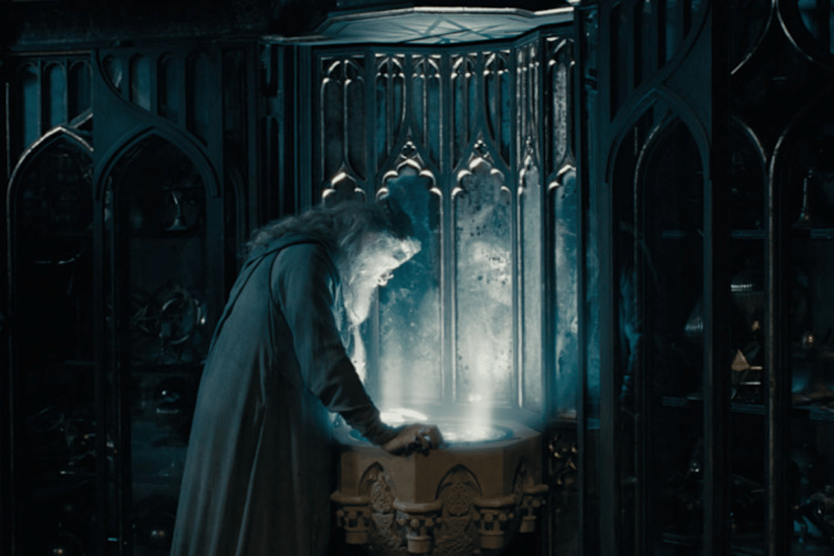 Dumbledore saat sedang melihat pikirannya dalam Pensieve