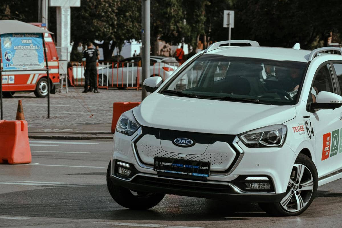 ilustrasi mobil hybrid