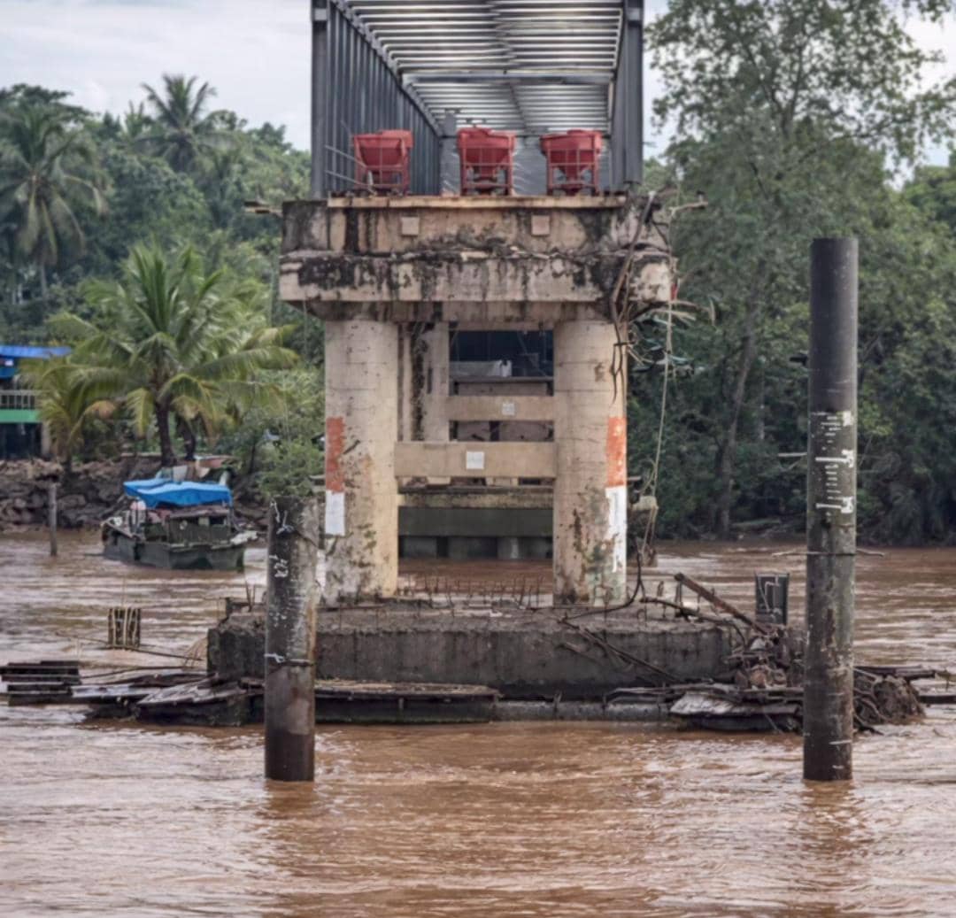 Kondisi tiang pancang jembatan Lalan yang roboh usai ditabrak tongkang. (Dok. IDN Times)