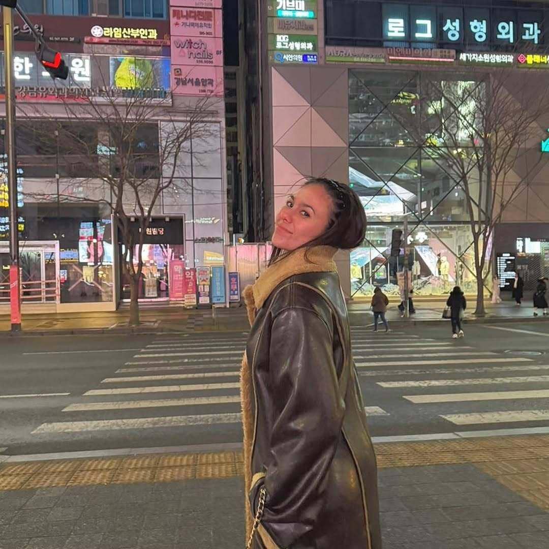 Wulan Guritno jalan-jalan di Korea.