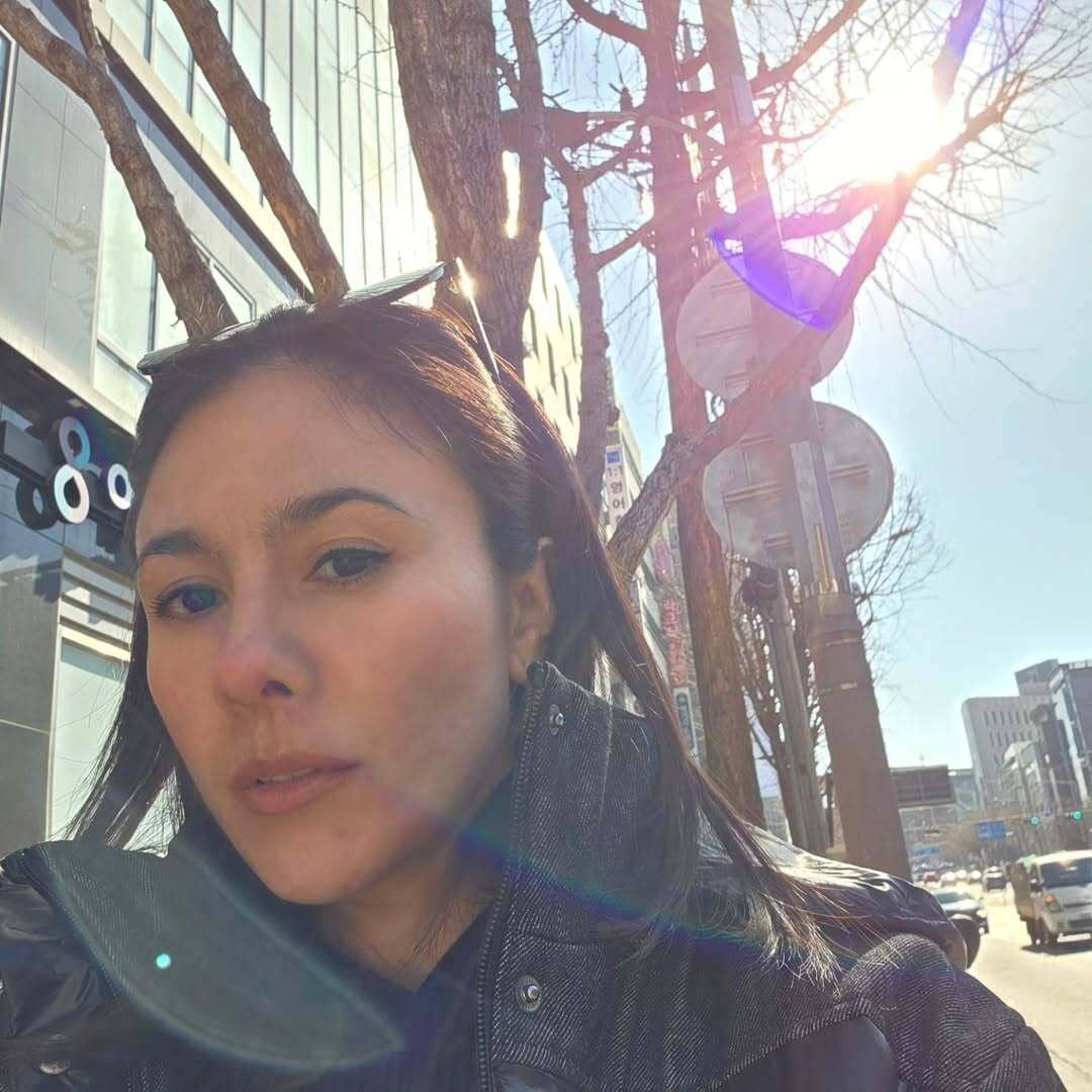 Wulan Guritno jalan-jalan di Korea.