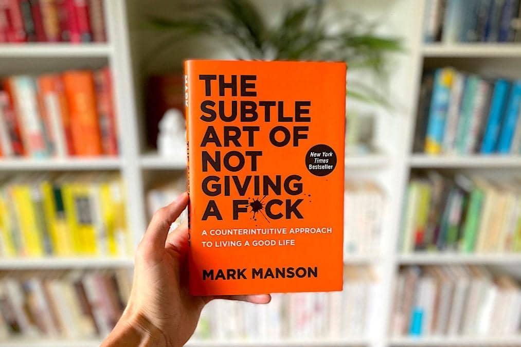 Buku The Subtle Art of Not Giving a F*ck karya Mark Manson.