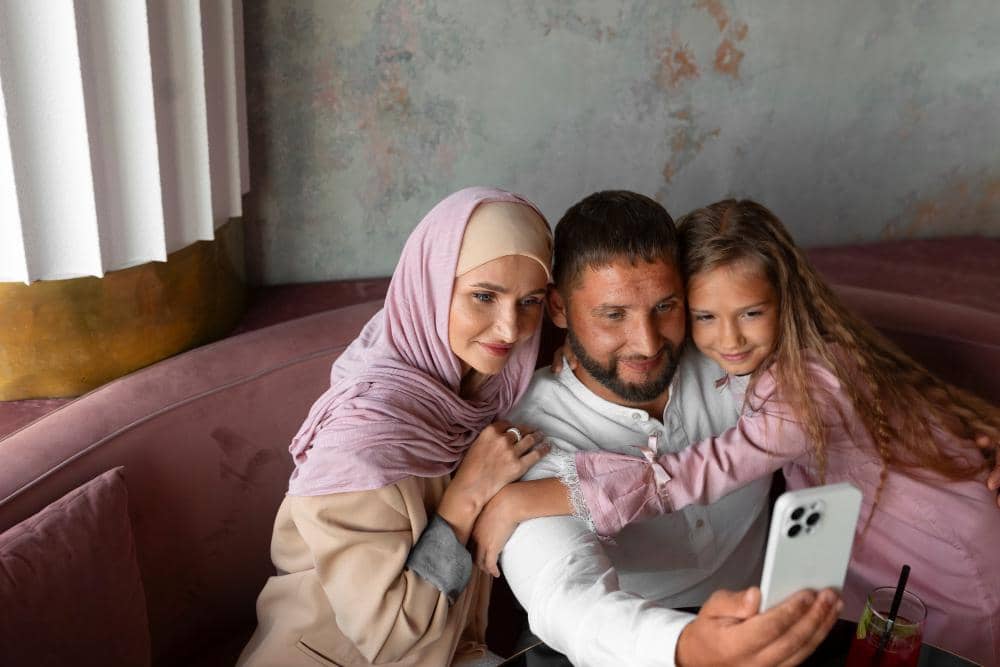 keluarga berfoto bersama