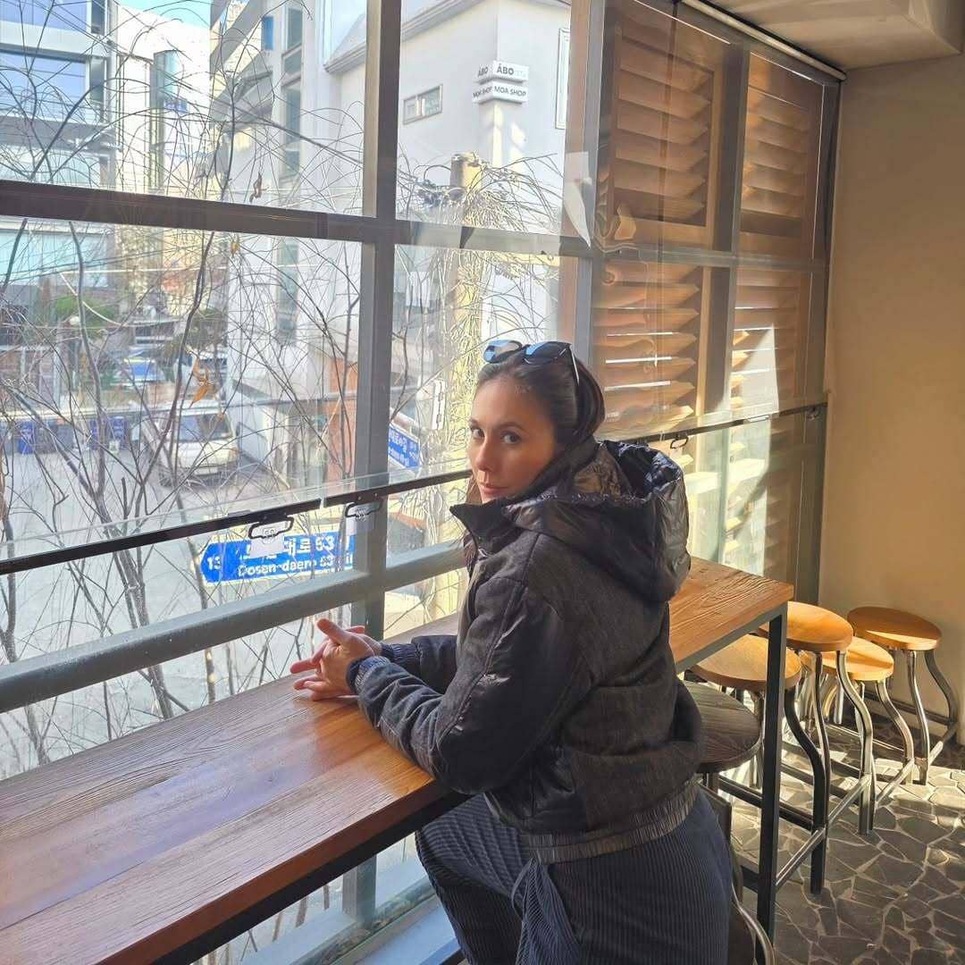 Wulan Guritno jalan-jalan di Korea.