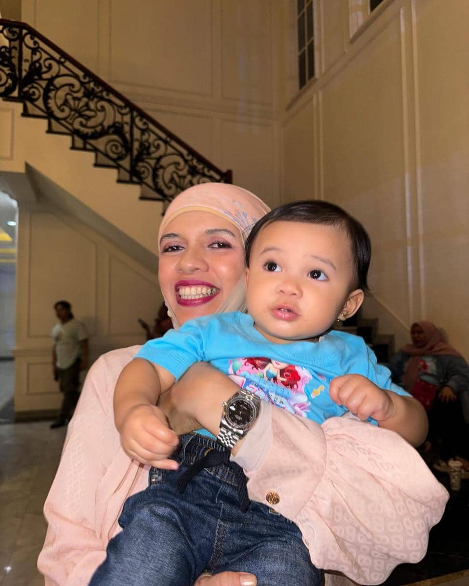 Geni Faruk Momong Tiga Cucu