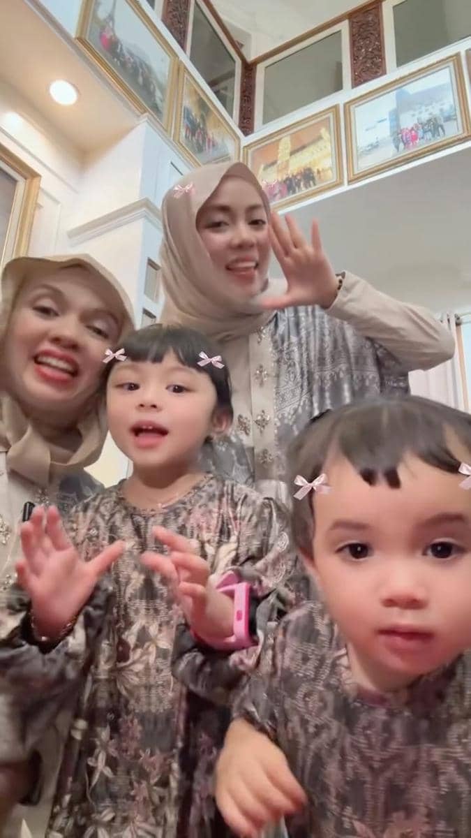 Geni Faruk Momong Tiga Cucu 