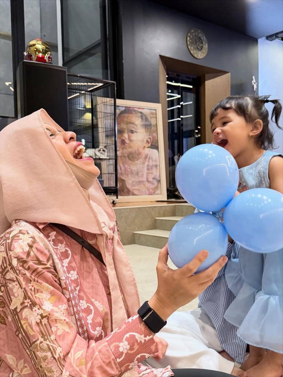 Geni Faruk Momong Tiga Cucu