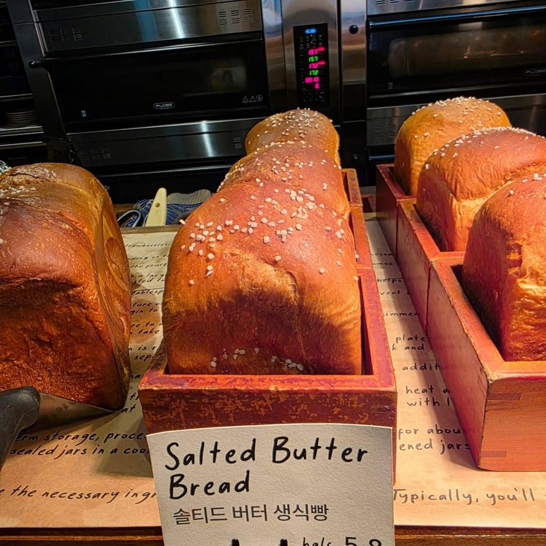 Wulan Guritno jalan-jalan di Korea.