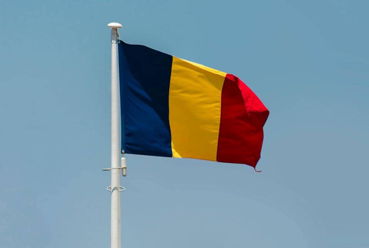 Bendera Rumania sedang berkibar.