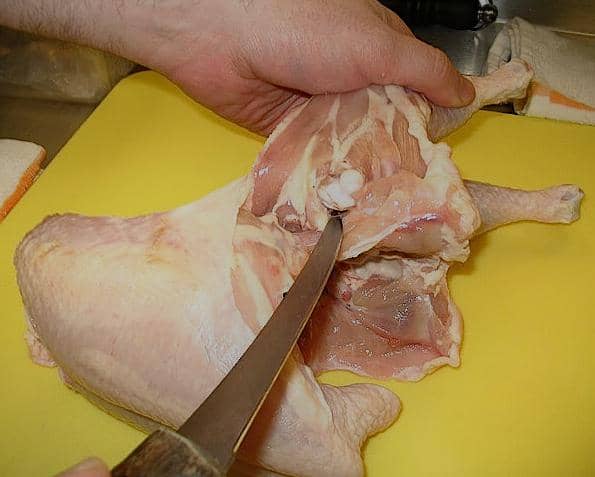 ilustrasi memisahkan daging ayam dengan tulang