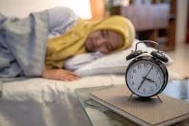Seseorang tidur nyenyak di kamar yang nyaman saat bulan Ramadhan.