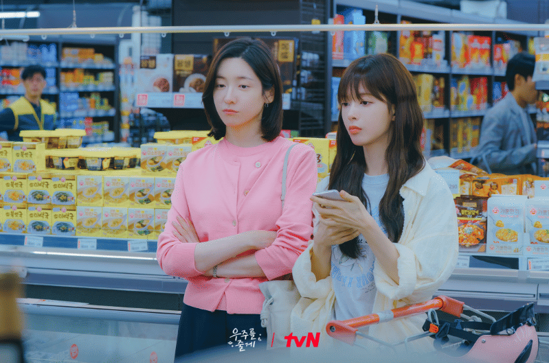 Park Ji Hyun dan Roh Jeong Eui di drama Our Universe