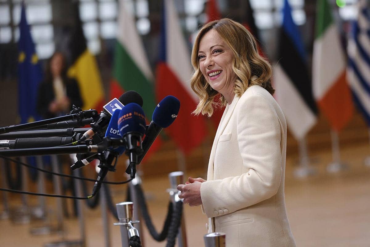 Giorgia Meloni sedang berpidato.