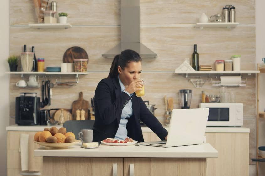 ilustrasi perempuan minum jus