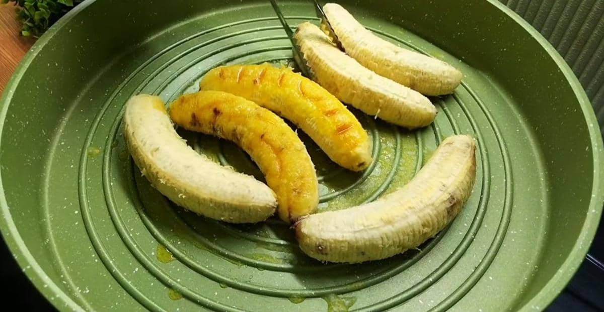 ilustrasi memanggang pisang