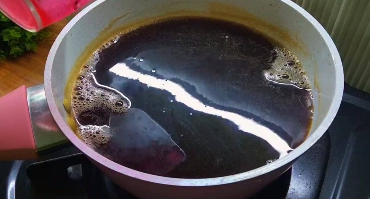 ilustrasi membuat saus gula merah