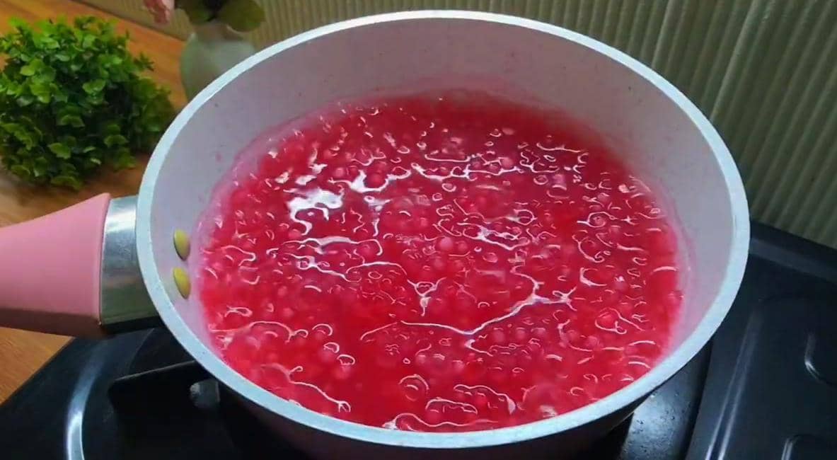 ilustrasi merebus sagu mutiara