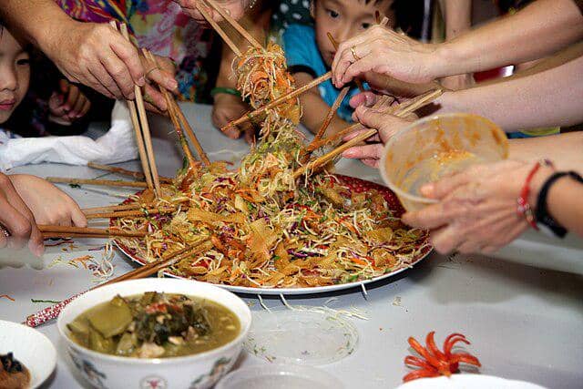 ilustrasi tradisi Lo Hei