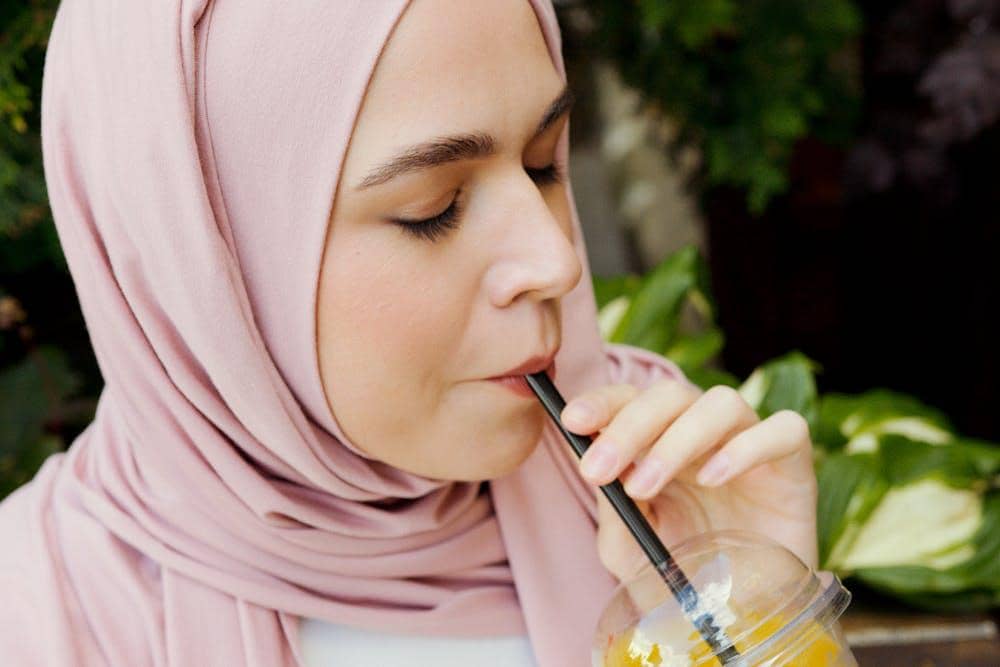 ilustrasi wanita sedang minum