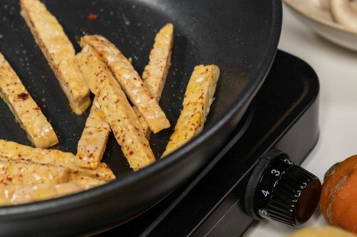 ilustrasi menggoreng tempe 