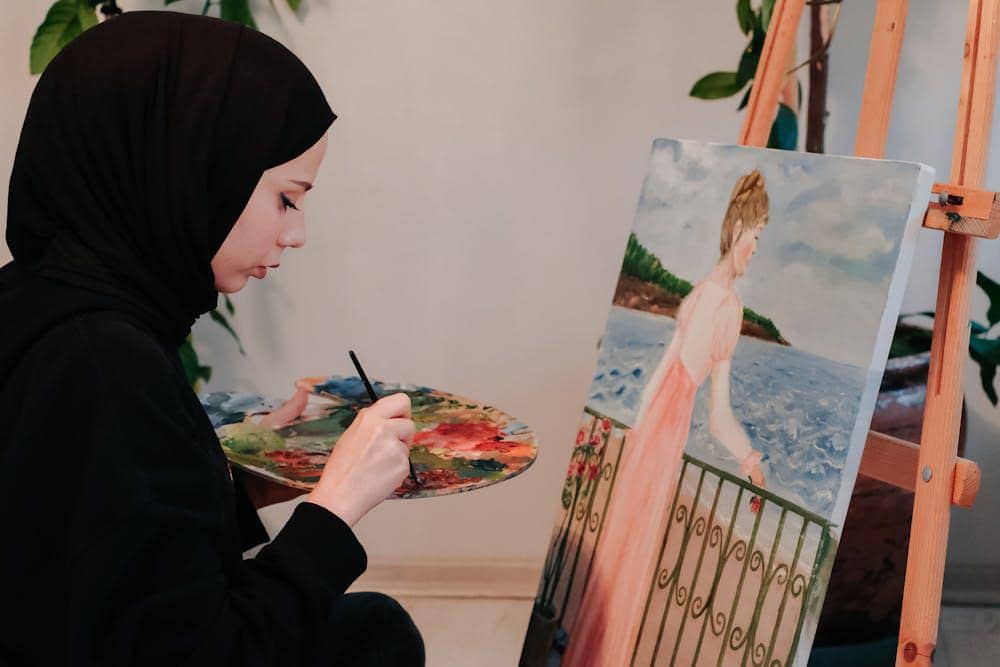 ilustrasi wanita sedang melukis