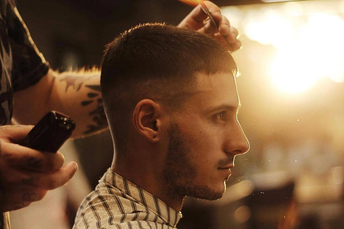 ilustrasi orang potong rambut