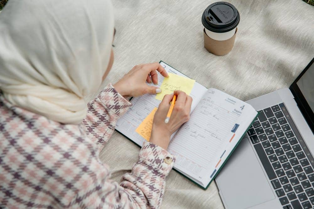 ilustrasi menulis kalimat motivasi pada sticky notes