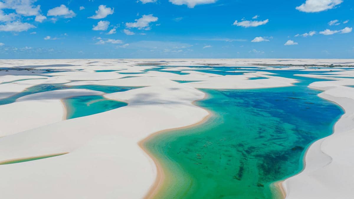 potret hamparan pasir dan laguna di Lençóis Maranhenses yang tampak seperti gurun, namun bukan kawasan kering