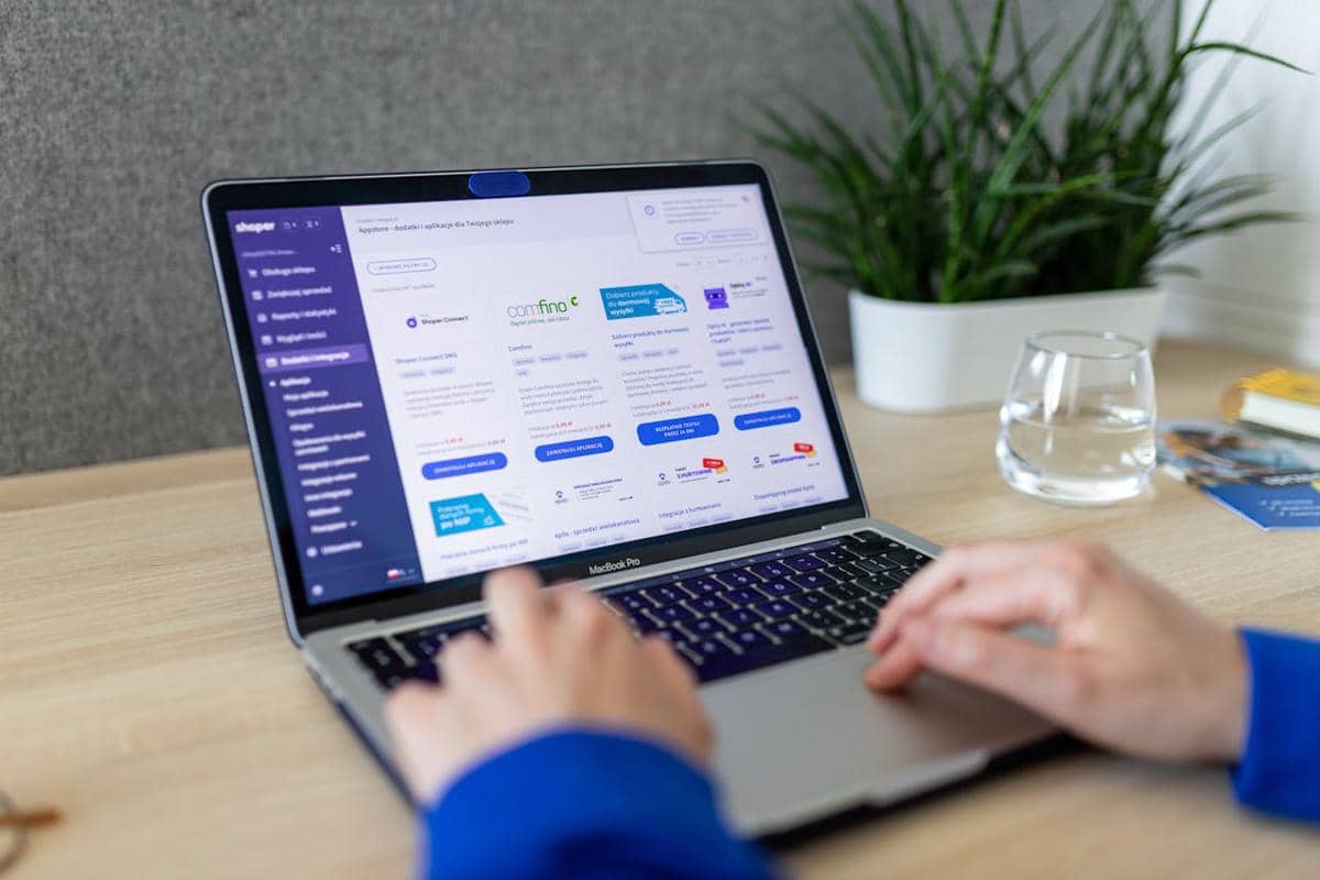 ilustrasi menggunakan laptop