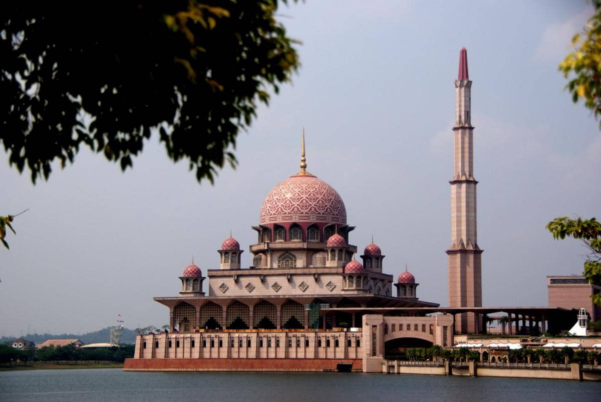 Putra Mosque, Malaysia: Lokasi, Rute, dan Tips Berkunjung