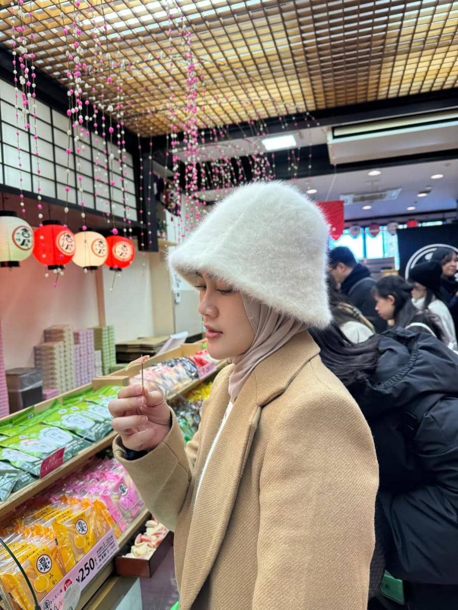 Henny Rahman dan Alvin Faiz jalan-jalan di Kyoto.